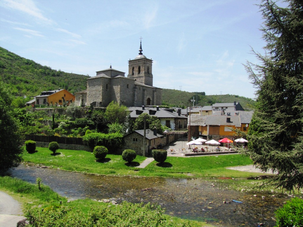 das schöne Molinaseca am Ufer des Río Meruelo gelegen, mit der Parroquia de San Nicolás de Bari