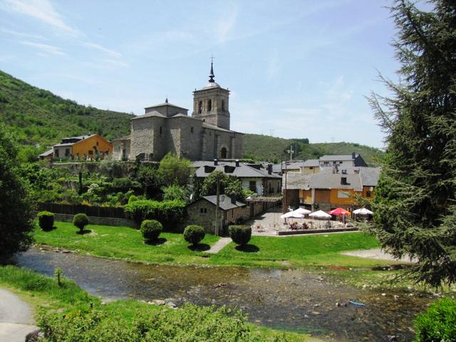 das schöne Molinaseca am Ufer des Río Meruelo gelegen, mit der Parroquia de San Nicolás de Bari