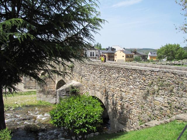 Mäusi auf der ehemaligen römischen Brücke die den Río Meruelo überspannt