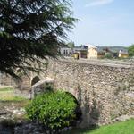 Mäusi auf der ehemaligen römischen Brücke die den Río Meruelo überspannt