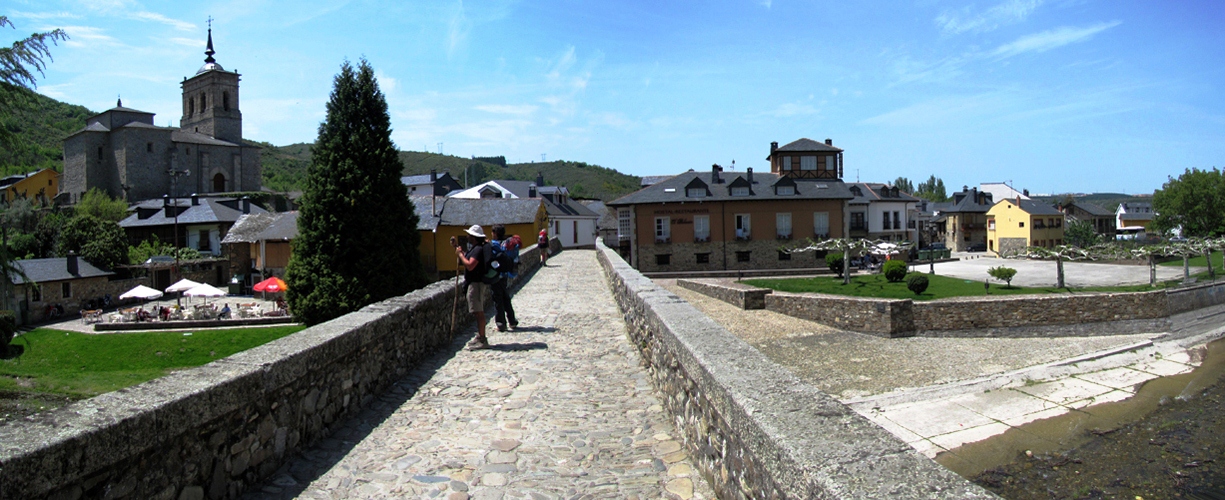 auf der römischen Brücke und der alten sirga peregrinal die geradeaus das malerische Dorf durchquert