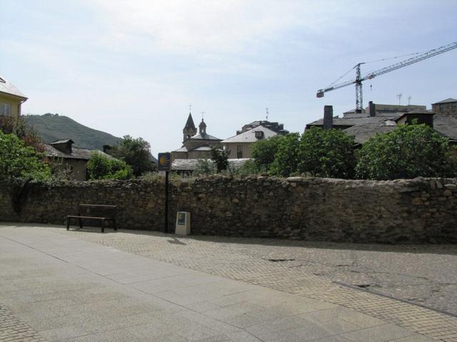 die letzten km auf Teer + Strassenschluchten von Ponferrada waren anstrengend. Wir haben die Altstadt von Poferrada erreicht