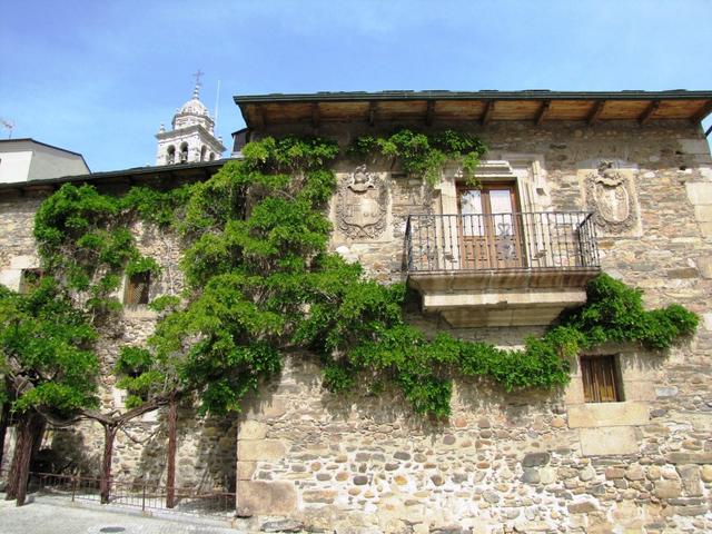 diverse Adelshäuser schmücken die Gassen der kleinen Altstadt von Ponferrada