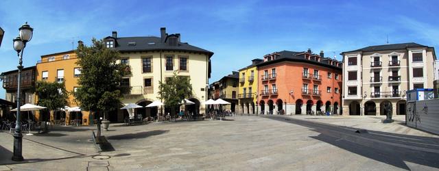 Breitbildfoto der schönen Plaza Virgen de la Encina