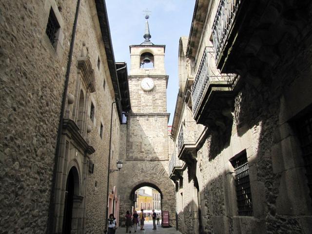 die malerische Calle del Reloj mit dem historischen Glockenturm, sieht fast so aus wie der in Bern