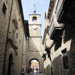 die malerische Calle del Reloj mit dem historischen Glockenturm, sieht fast so aus wie der in Bern