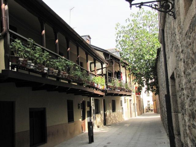 kleine Gasse in der Altstadt, die eine Vielzahl von Bars, Restaurants und Übernachtungsmöglichkeiten aufweist