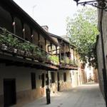 kleine Gasse in der Altstadt, die eine Vielzahl von Bars, Restaurants und Übernachtungsmöglichkeiten aufweist