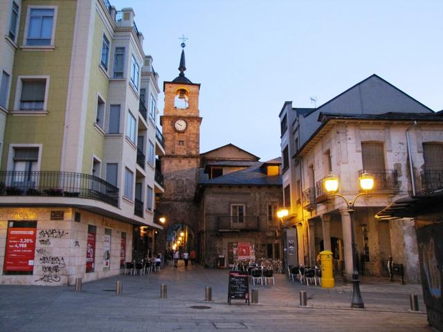 Blick von der Plaza del Ayuntamento zum schönen Glockenturm