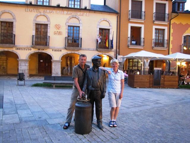 bei der Statue vom letzten Barquillero de Ponferrada, José Fernández