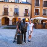 bei der Statue vom letzten Barquillero de Ponferrada, José Fernández