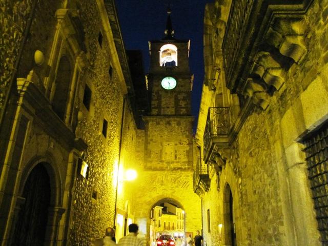 der schöne Glockenturm (Torre del Reloj), war im Mittelalter zugleich das Stadttor