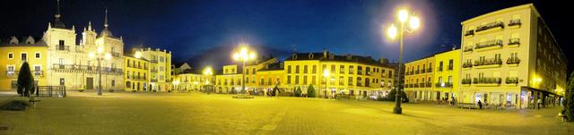 Breitbildfoto der Plaza del Ayuntamento bei Nacht