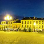 Breitbildfoto der Plaza del Ayuntamento bei Nacht