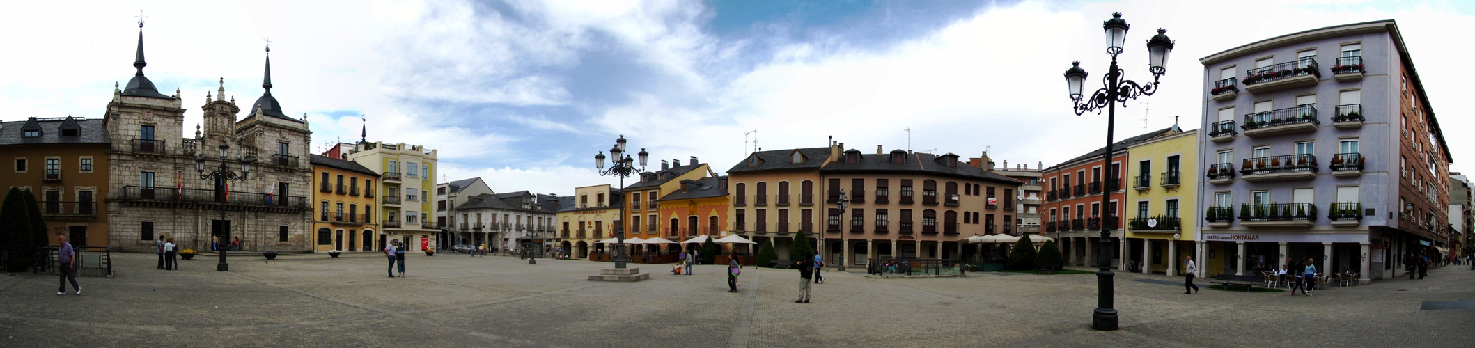 schönes Breitbildfoto der Plaza del Ayuntamento