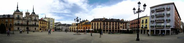 schönes Breitbildfoto der Plaza del Ayuntamento