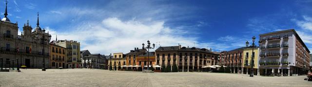 schönes Breitbildfoto der Plaza del Ayuntamento