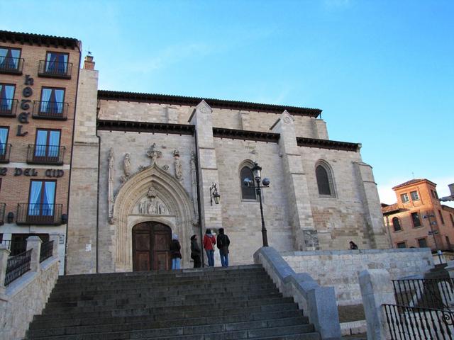 die Iglesia de San Nicolás de Bari 15.Jh. befindet sich direkt neben der Kathedrale Santa Maria und am Jakobsweg