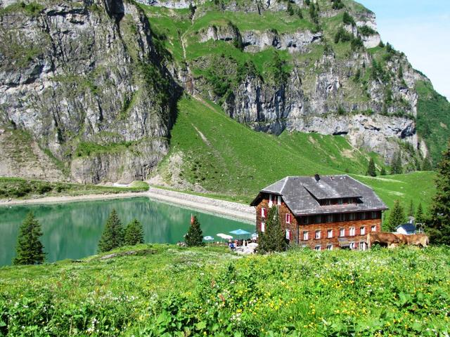 das Berggasthaus Bannalpsee liegt direkt am Bannalp Stausee