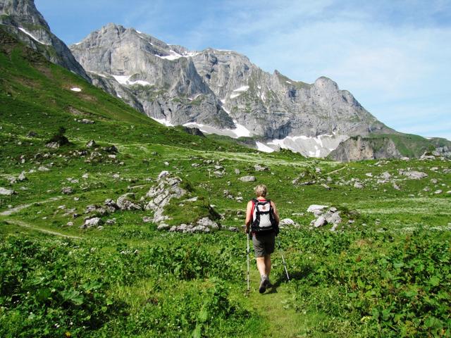 auf der Alp Untermälchbsetzi. Wir umkreisen den Bannalpsee