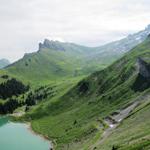 von Punkt 1791 m.ü.M. Blick zurück nach Urnerstafel. Rechts gut ersichtlich der Bergweg