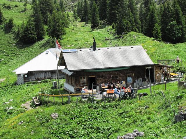 Blick zurück zur schönen Bergwirtschaft Walenalp