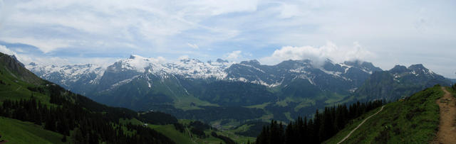 Breitbildfoto mit Titlis und Engelbergertal von der Sädelegg aus gesehen