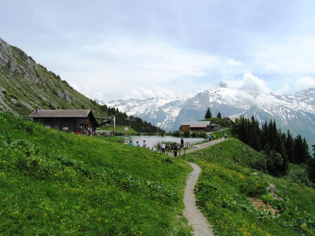 die Brunnihütte taucht vor uns auf