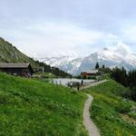 die Brunnihütte taucht vor uns auf