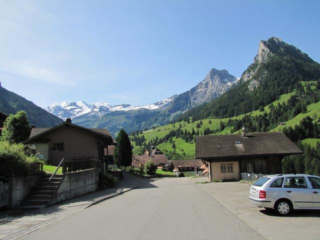 wir verlassen das Dorf Kiental. Am Horizont die schneebedeckte Blüemlisalp