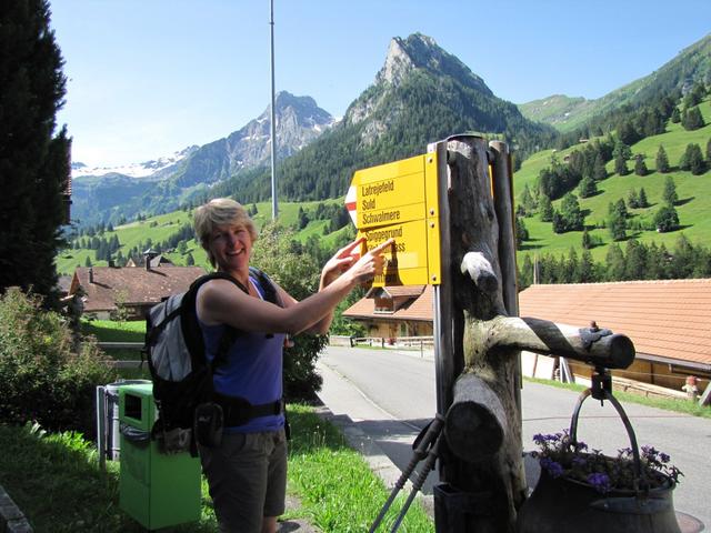 Mäusi zeigt auf dem Wegweiser wo es hingeht, ins Spiggegrundtal