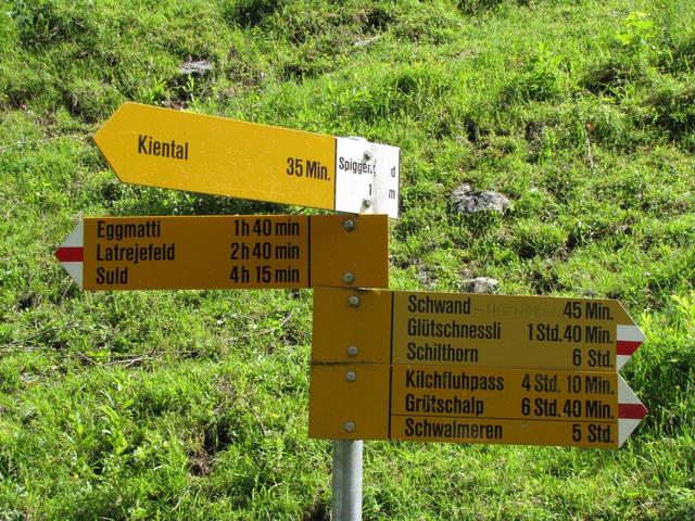 Wegweiser bei Spiggegrund 1195 m.ü.M. Hier hat man die Wahl, links oder rechts vom Spiggebach weiter zu wandern