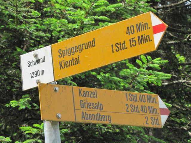 Wegweiser bei Schwand 1390 m.ü.M. Hier verlassen wir die Strasse und biegen rechts ab, Richtung Abendberg