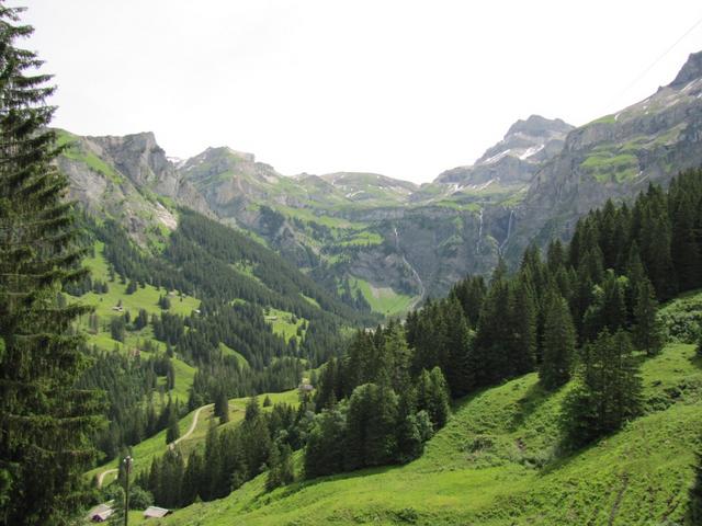 Blick auf Alp Spiggegrund. Rechts am Horizont schaut das Schilthorn hervor