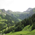 Blick auf Alp Spiggegrund. Rechts am Horizont schaut das Schilthorn hervor
