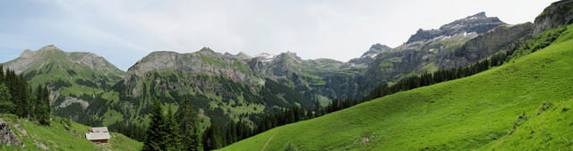 Breitbildfoto von Mittelberg aus gesehen. Links die Schwalmere, rechts das Schilthorn