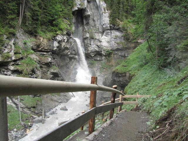 überall spritzt, sprüht und rieselt Wasser über die Felsbänder