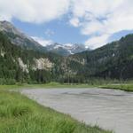 Blick zurück zum Tschingelsee. Im Hintergrund die Bütlasse