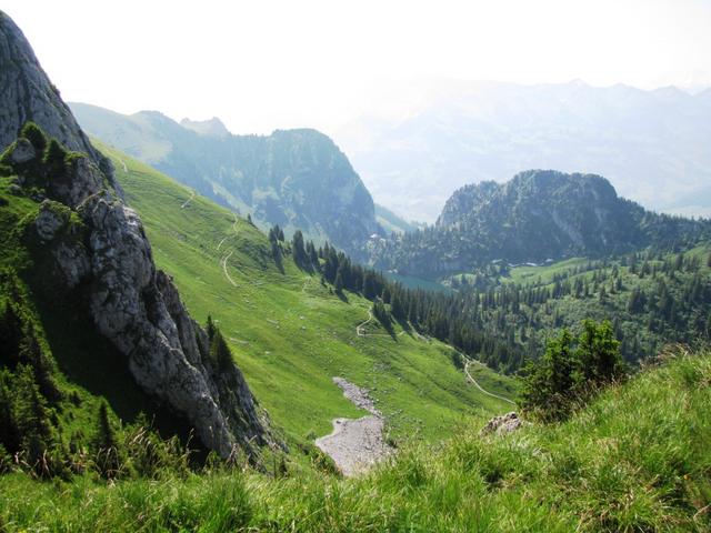 Tiefblick zum "normalem" Bergweg, der vom Hinterstockensee hinauf zum Stockhorn führt