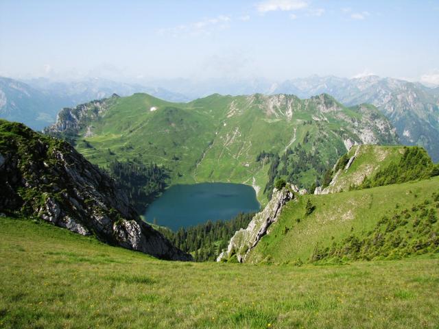 Tiefblick zum Oberstockensee. Von hier oben sieht der See wie ein Vulkankrater aus