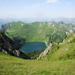 Tiefblick zum Oberstockensee. Von hier oben sieht der See wie ein Vulkankrater aus