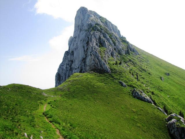 der Stockhorn ist ein Berg mit zwei Gesichter. Lieblich und grün auf einer Seite, grau und abweisend auf der anderen Seite