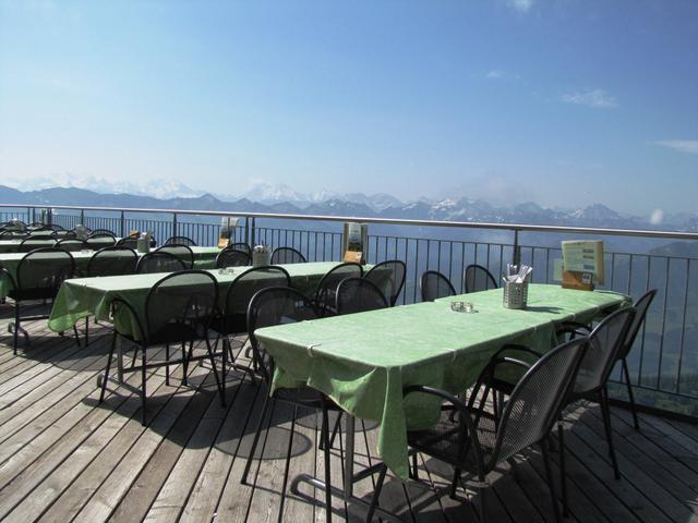 von der Terrasse auf dem Stockhorn 2190 m.ü.M. kann man eine atemberaubende Aussicht geniessen