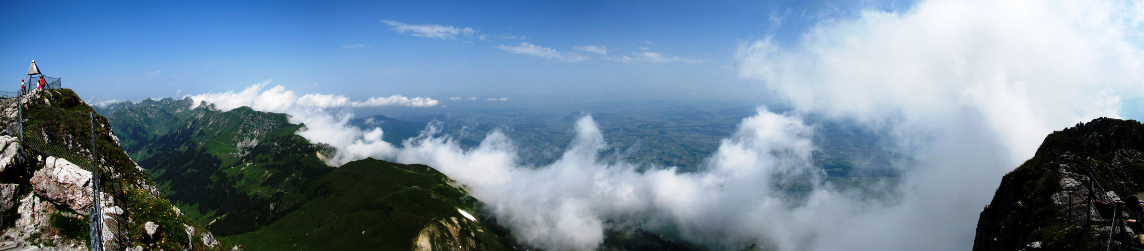 sehr schönes Breitbildfoto mit Blick Richtung Thun und Thunersee