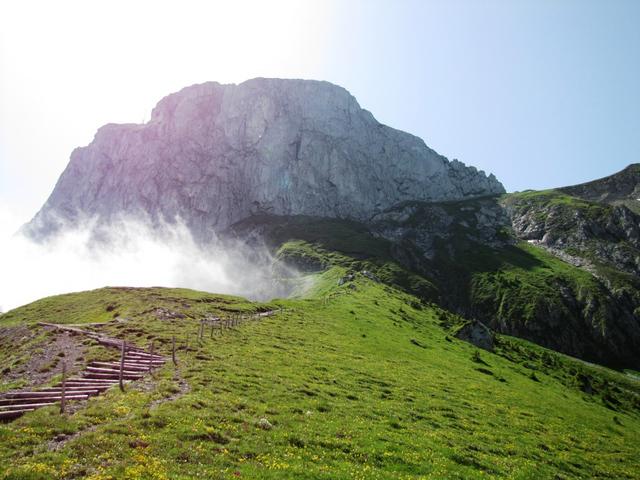 Blick hinauf zum Stockhorn. Rechts von der Kalkwand, führt der Bergweg vorbei