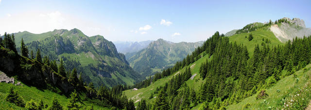 Breitbildfoto mit Blick ins Buuschetal