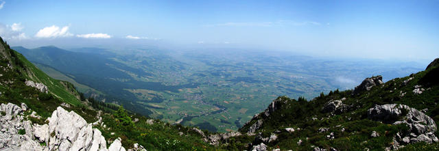 schönes Breitbildfoto mit Blick ins Mittelland. Die Sicht reicht bis ins Jura