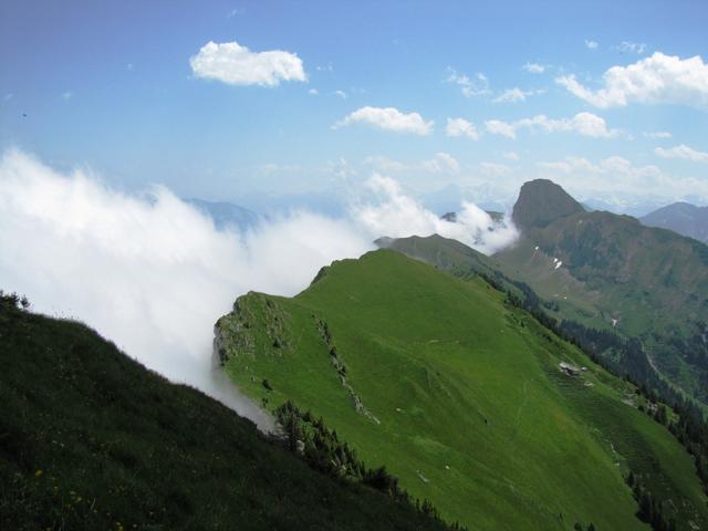 Blick zurück zur zurückgelegter Strecke. Am Horizont der Stockhorn