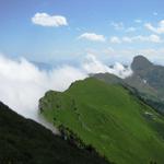 Blick zurück zur zurückgelegter Strecke. Am Horizont der Stockhorn