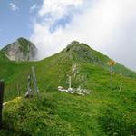 beim Punkt 1960 m.ü.M. auf dem Hohmadsattel führt der Weg rechtwinkling, links runter